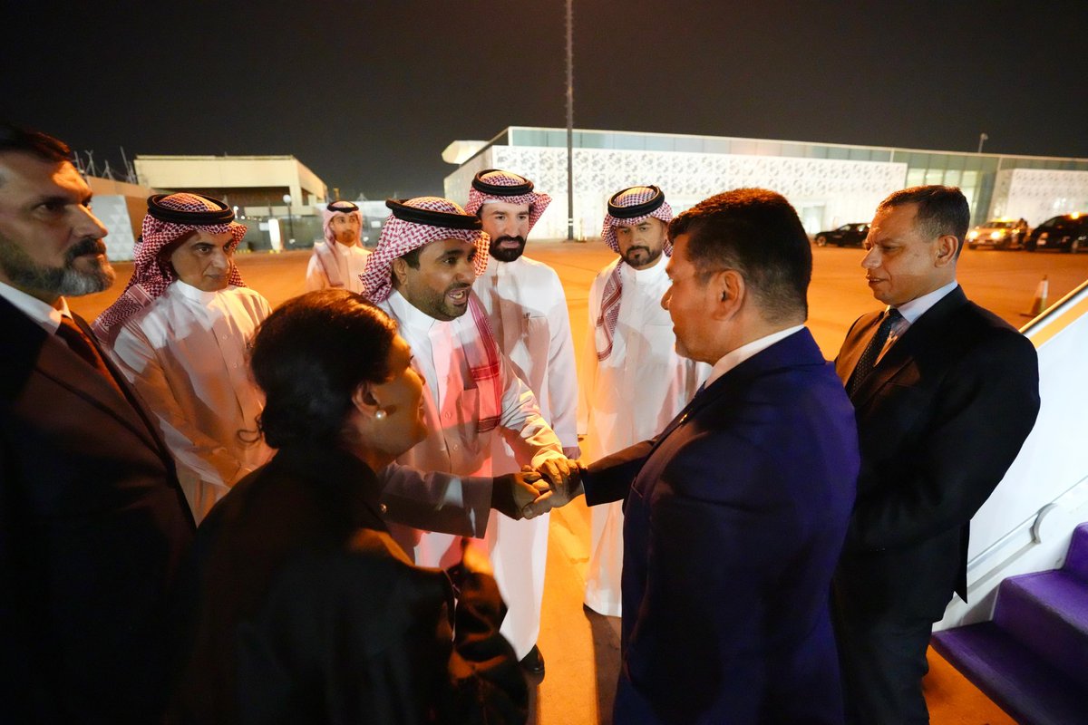 IraqiPMO's tweet photo. بتوجيه من رئيس مجلس الوزراء السيد محمد شياع السوداني، وحرصاً منه على متابعة شؤون المواطنين العراقيين في مختلف بلدان العالم، فقد أوفد سيادته إلى العاصمة السعودية الرياض مساء أمس الثلاثاء، وفداً برئاسة مدير مكتب رئيس مجلس الوزراء السيد إحسان العوادي. 

وقد تسلم الوفد الرسمي المواطنين العراقيين الذين كانوا محتجزين لدى المملكة لأسباب مختلفة، إذ سيتم إعادتهم في طائرة خاصة إلى العاصمة بغداد اليوم الأربعاء. 

ونقل الوفد العراقي الرسمي للجانب السعودي تحيات السيد رئيس مجلس الوزراء وتثمينه لموقف سمو ولي العهد الأمير محمد بن سلمان بن عبد العزيز، الذي وعد خلال لقاء سيادته في قمة الدوحة التي عقدت منتصف شهر أيلول الجاري، بالعمل على إطلاق سراح المحتجزين تأكيداً للعلاقات الأخوية بين البلدين.