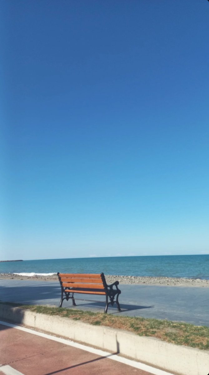Her gün bu kadar güzel mi bu deniz?
Böyle mi görünür gökyüzü her zaman?
Her zaman güzel mi bu kadar,
Bu eşya, bu pencere?
Değil,
Vallahi değil;
Bir iş var bu işin içinde.
#OrhanVeli

📚🦉🌼