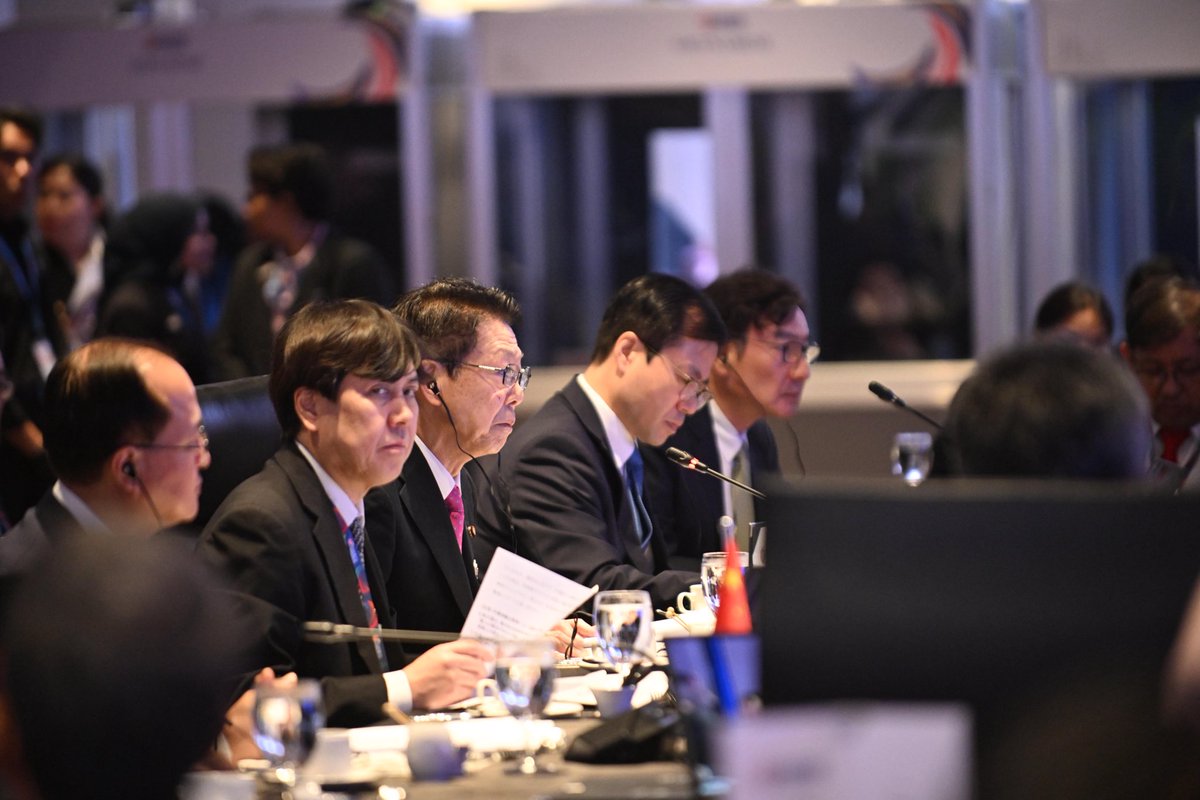 Secretary-General of ASEAN, Dr. Kao Kim Hourn, today joined the Economic Ministers from ASEAN, the People’s Republic of China, Japan, and the Republic of Korea for the 28th AEM-Plus Three (APT) Consultation in Kuala Lumpur, Malaysia.
 
The Consultation focused on accelerating the