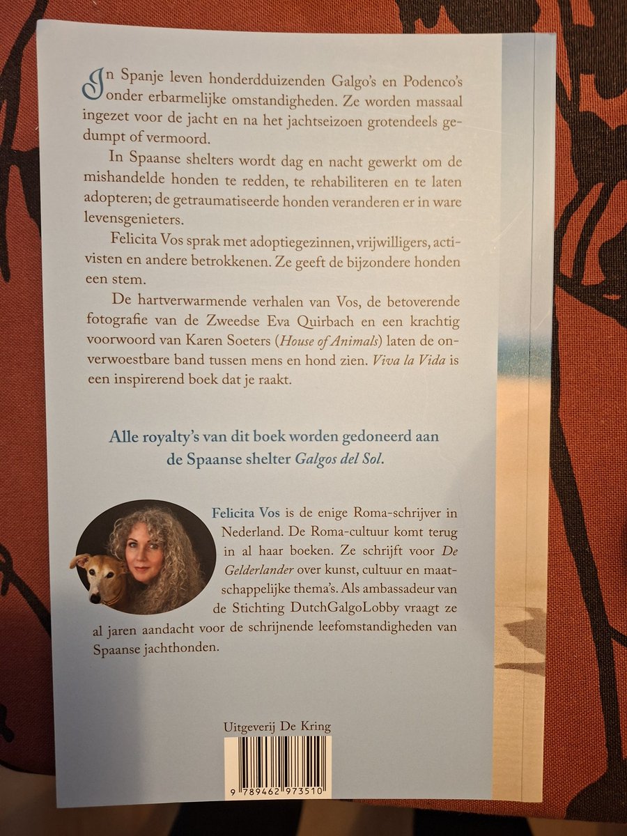 Een bonte roedel steunt Felicita Vos voor de goede zaak. <a href="/DeKring_/">Uitgeverij De Kring</a>