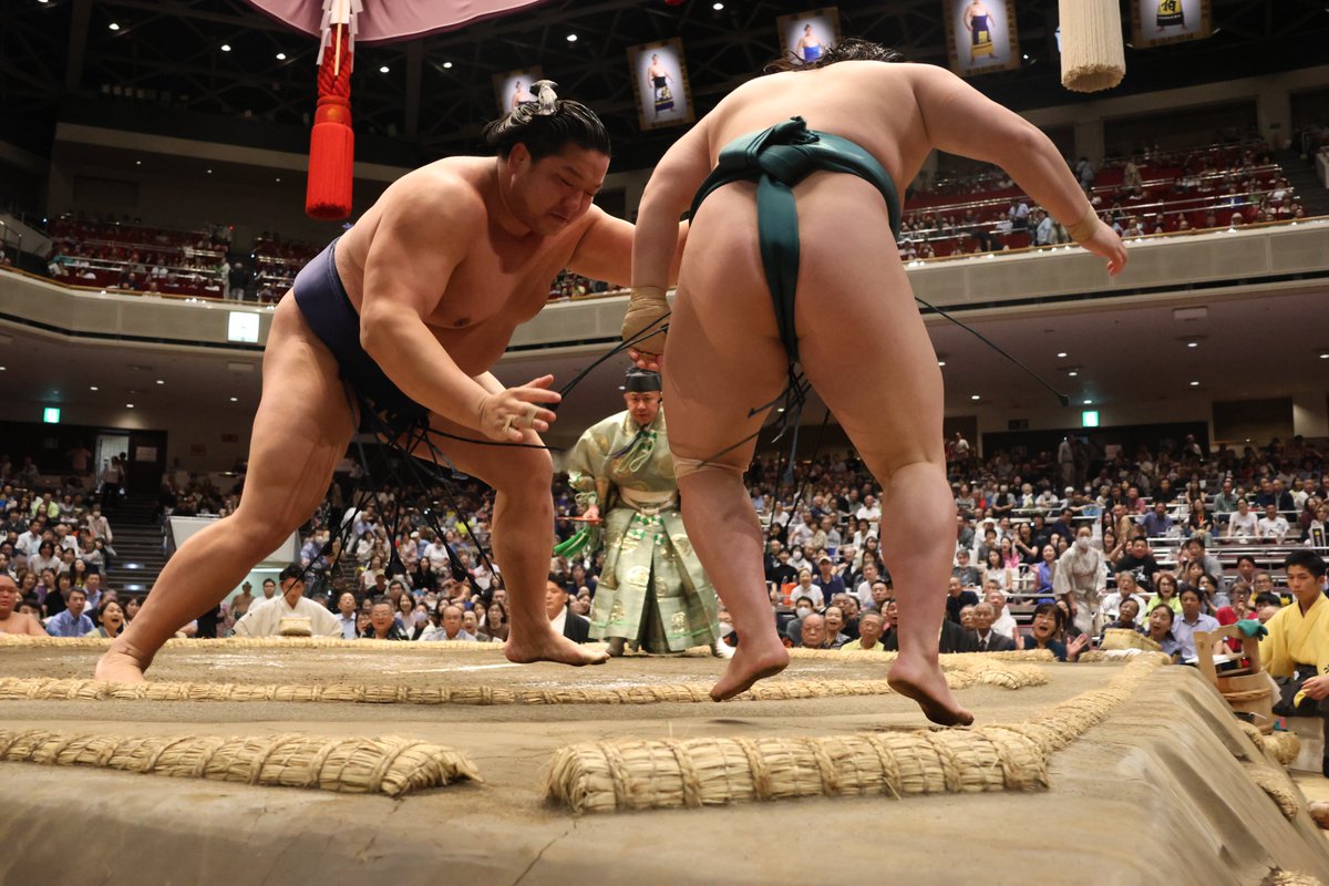 十一日目の様子＞ 十両取組 朝白龍（9勝2敗） 押し出し 三田（8勝3敗