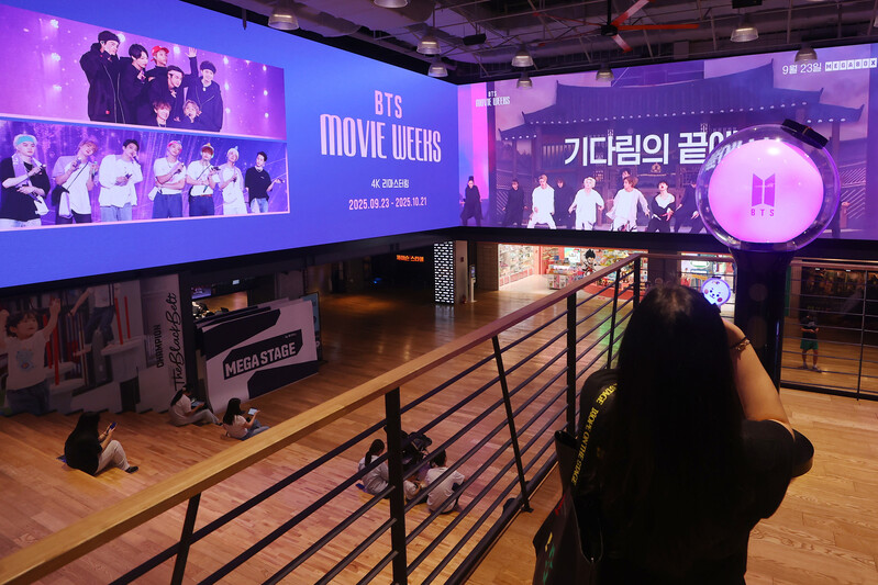kvibe_yonhap's tweet photo. Photos of 'BTS MOVIE WEEKS' Exhibition in Seoul
#BTS_movie_weeks #movieweeks #BTS #BTS_exhibition #Seoul @BTS_twt @bts_bighit @BTS_jp_official
more photos:
https://t.co/Wlu94jX6Pk https://t.co/G7YUpCZfsA