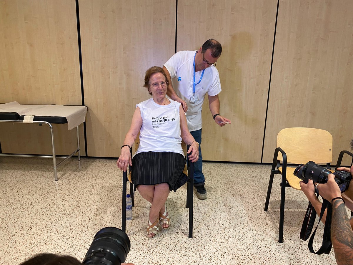 <a href="/salutcat/">Salut</a> <a href="/icscat/">ICS. Generalitat</a> 💉 A Barcelona també vacunem contra la grip i la COVID-19.
La Daniela, la Raquel, el Julio i el Guillermo ja ho han fet al #CAPCasernes!

Si formes part dels col·lectius convocats, reserva cita a:
- #LaMevaSalut
- citasalut.gencat.cat
- El teu CAP
#JoEmVacuno