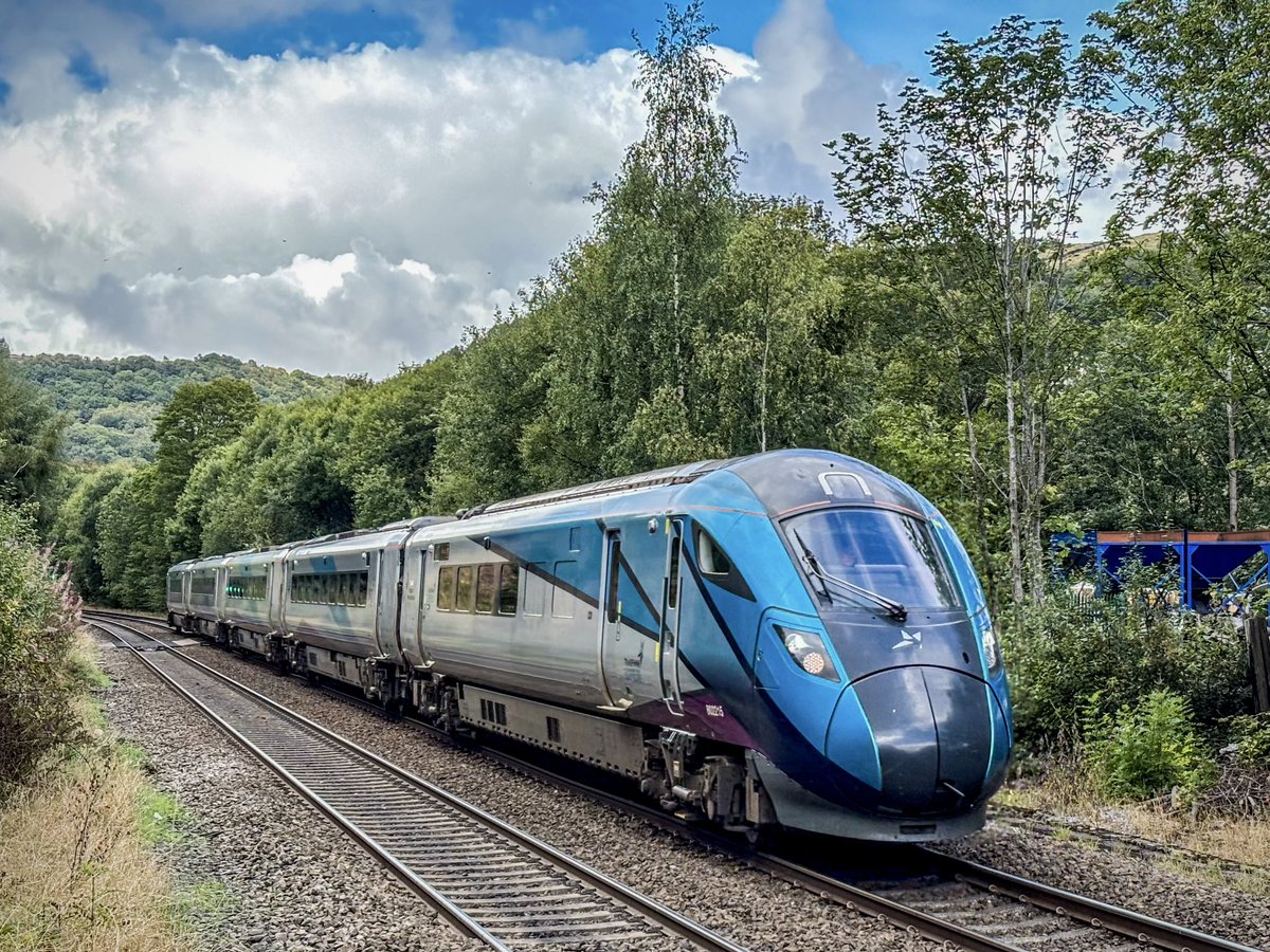 miles_chains's tweet image. The Huddersfield blockade will be over by the end of the week, and I’ll miss this diversionary route over the Calder Valley. 
802215 Approaches Hebden Bridge with 9E11, the Liverpool Lime St. to Newcastle service.
#Class802 #Hitachi #HebdenBridge #TransPennineExpress