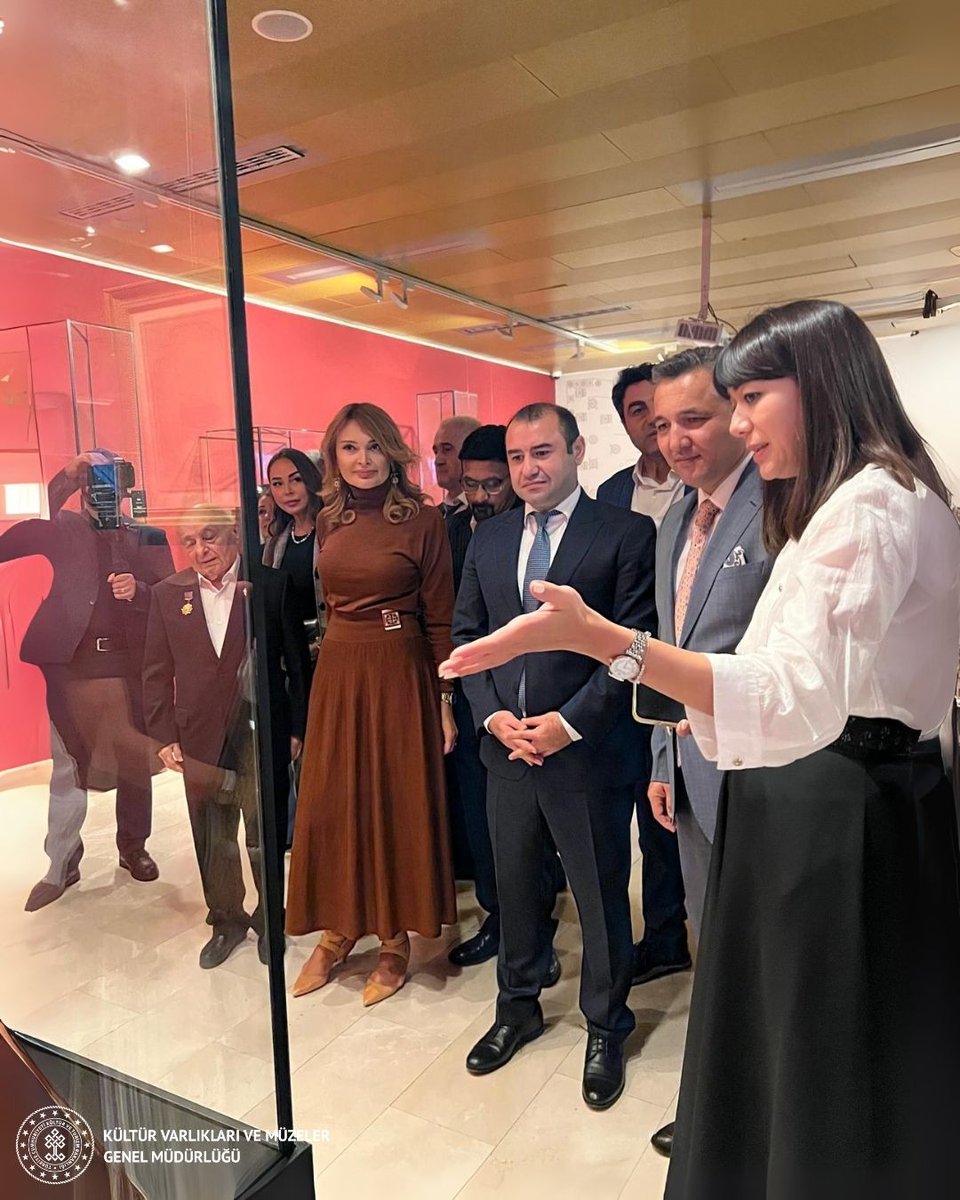 kvmgm's tweet photo. 🇹🇷🇦🇿 " Zamansız ve Mekânsız" Sergisi Bakü'de açıldı.

Azerbaycan şairi İmameddin Nesimi anısına, 23-25 Eylül 2025 tarihleri arasında düzenlenen uluslararası “Nesimi Festivali” kapsamında, Bakü’de bulunan Azerbaycan Ulusal Halı Müzesi’nde “Zamansız ve Mekânsız” adlı serginin açılışı gerçekleştirilmiştir.

Sufizm temalı söz konusu sergiye Konya Mevlâna Müzesi, İstanbul Türbeler Müzesi ve Ankara Etnoğrafya Müzesi Müdürlükleri envanterine kayıtlı toplam 17 adet eser ödünç verilerek katkıda bulunulmuştur.
Sergi, 23 Ekim 2025 tarihine kadar açık kalacaktır.

👥 Katılımcılar

Açılışa Müzeler Daire Başkanı @SerkanGeduk , Sergiler Şube Müdürü Mehtap ATEŞ, Konya Mevlâna Müzesi Müdürü Dr. Naci BAKIRCI, İstanbul Türbeler Müzesi Müdürü Ebuzer GÜMÜŞ ve Ankara Etnoğrafya Müzesi Müdürü Veysi GÜN katılım göstermiştir.

#NesimiFestivali #Bakü #Azerbaycan #Türkiye #Müze #Sergi #KültürSanat