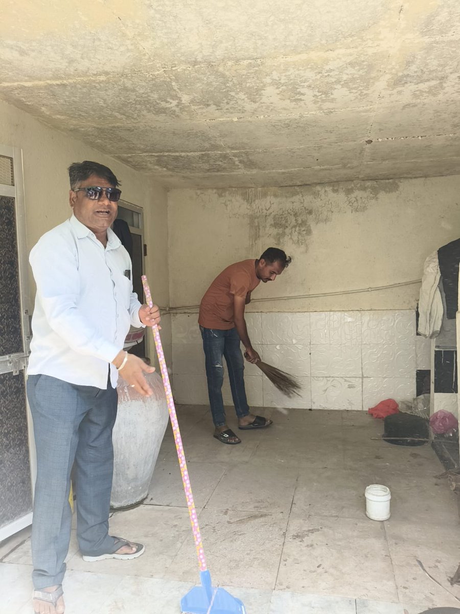 શિહોર તાલુકાના ઇશ્વરીયા ગામે 'સ્વચ્છતા હી સેવા ૨૦૨૫' અભિયાન અંતર્ગત સામુહિક શૌચાલયની સ્વચ્છતા કરી સ્વચ્છોત્સવ કાર્યક્રમ કરવામાં આવેલ. #SHS2025 #SwachhataHiSeva2025 #Swachhotsav #NirmalGujarat2.0 #CRD_Gujarat #SBMR_Gujarat #SwachhGaon_SwasthGaon #SwachhSujalGaon #HarGharSwachhta