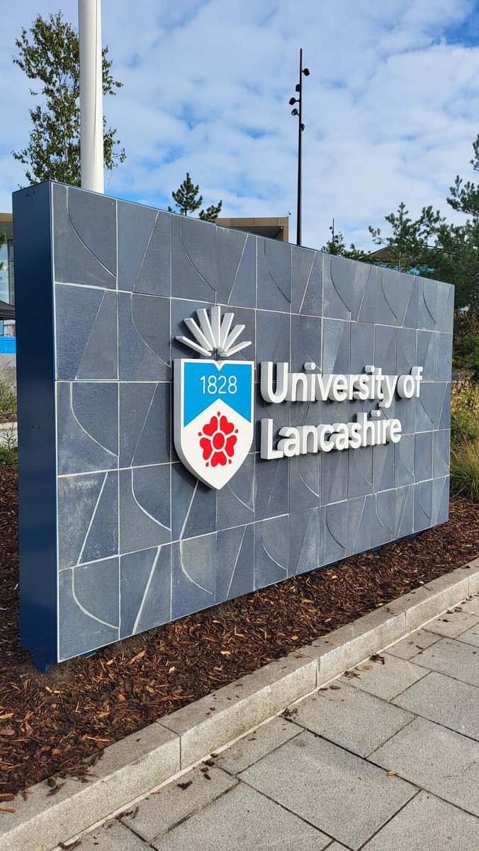 criminographer's tweet image. It's been such a lovely sunny week to welcome all our new students to the University - showing off its new name. We wish all of you all the success in the world! #Freshers2025