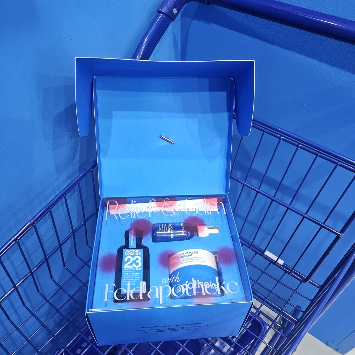 feld_apotheke's tweet photo. 🎁선물 이벤트🎁
📢펠드에 딱 하나 남은 선물 세트 주인을 찾습니다📢

아크네 워시 23앰플💙고농도 AHA가 잘 맞는 피부
피토캄 진정 세럼💙환���기로 예민해진 트러블 고민
피토캄 수분 크림💙속건조 고민 수부지

참여 방법 : 팔로우 &amp; 해당 피드 인용으로 트러블 고민 작성
당첨자 : 1인 https://t.co/quR7jq03zV