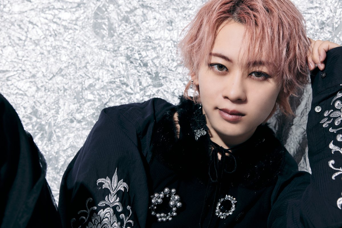 楽天ブックス 推し楽 (@oshiraku) on Twitter photo 🎤#推し楽 インタビュー👀✨
 
\本日「NINE LIVES」発売💿/
超特急 リョウガさん&シューヤさんが登場🚄💫!
👉r10.to/hFkjMY
 
楽曲の魅力、自身のファンサや“しぶとく生き抜くメンバー”の話も❤️🔥
 
💜「『紫紫!』って探して、シュ!!」 
🩶「僕のグッズを着けてくれてるとうれしい」 🎤#推し楽 インタビュー👀✨
 
\本日「NINE LIVES」発売💿/
超特急 リョウガさん&シューヤさんが登場🚄💫!
👉r10.to/hFkjMY
 
楽曲の魅力、自身のファンサや“しぶとく生き抜くメンバー”の話も❤️🔥
 
💜「『紫紫!』って探して、シュ!!」 
🩶「僕のグッズを着けてくれてるとうれしい」