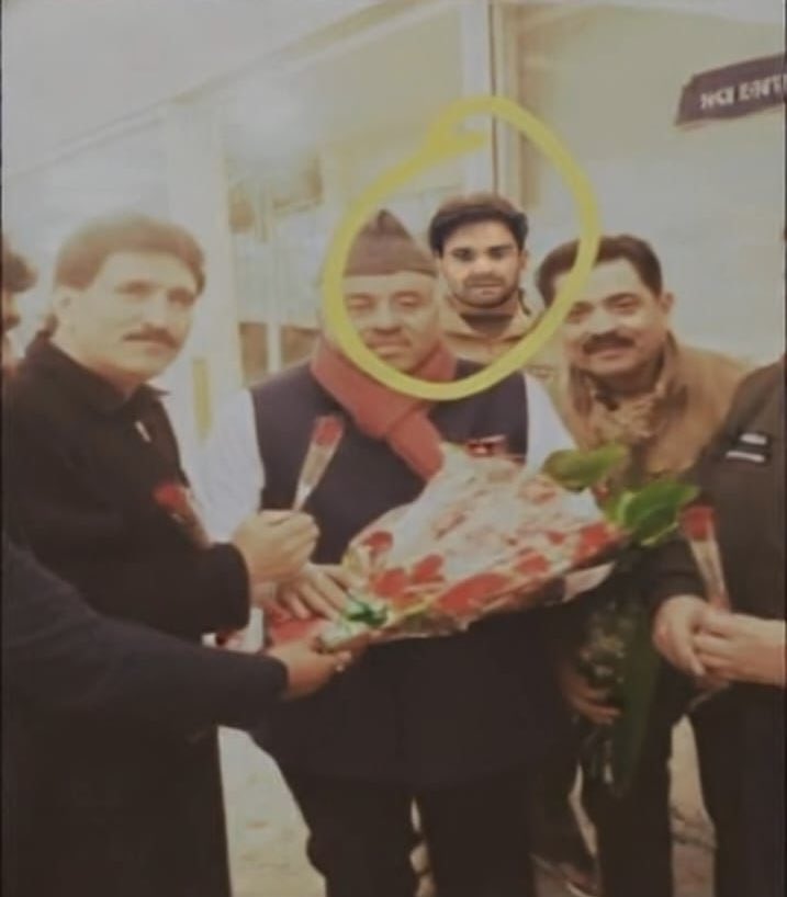 Listen_Sameer's tweet image. Happy Birthday to Shri @parawahid 

➤ Living PROOF that #Fraudster, Scamster, CORRUPT, LapDog and #Murderer can still get BIRTHDAY #Wishes, Cakes and #Candles. 

Sending you Lots of Doodh &amp;amp; Toffee