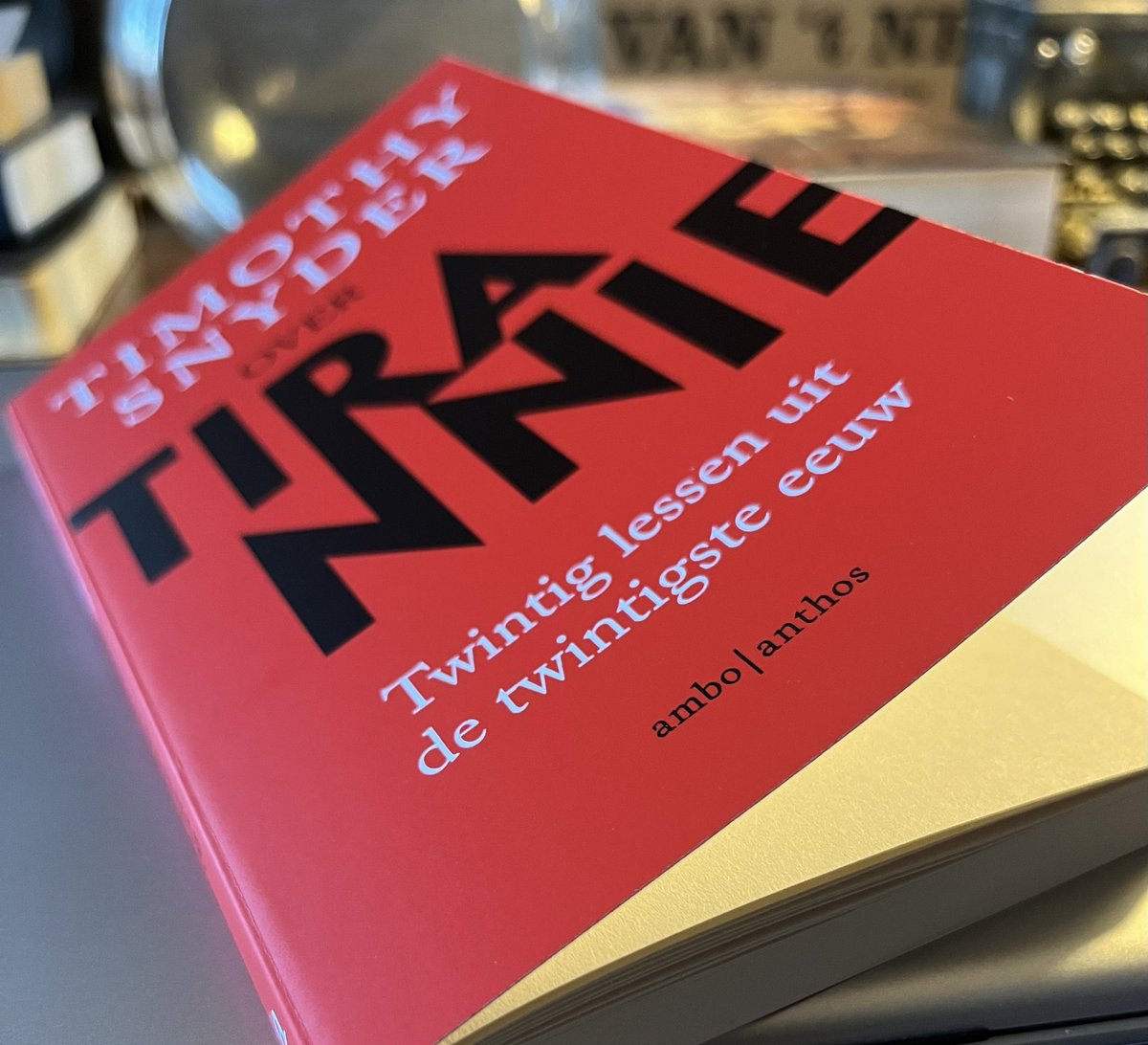 blaisetolky's tweet photo. ‘Wij zijn niet wijzer dan de Europeanen die in de 20e eeuw de #democratie zagen bezwijken onder fascisme, nazisme of communisme. Ons voordeel is dat we van hun ervaringen kunnen leren. Daar is het nu het aangewezen moment voor’
#TimothySnyder #lessen @amboanthos https://t.co/zVUJDUL5ud