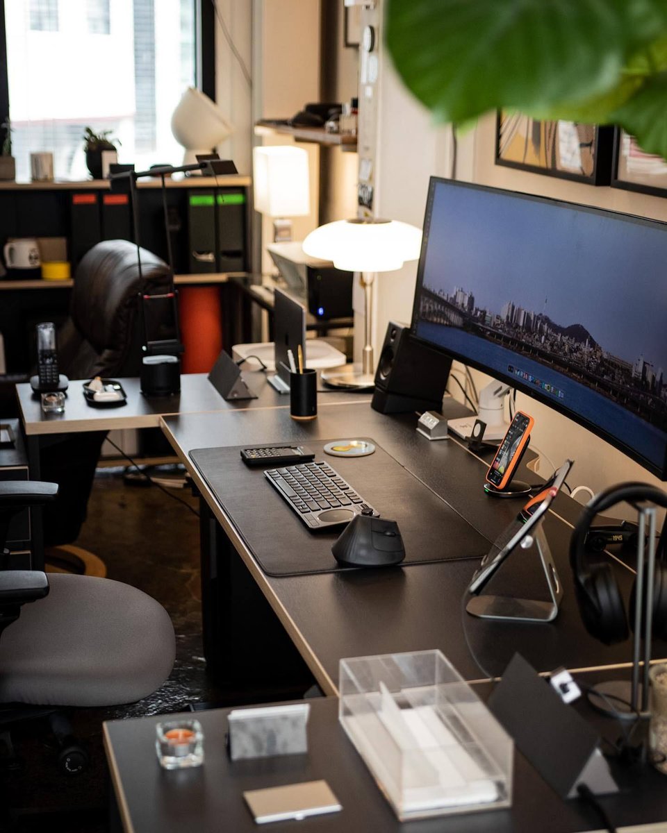 makerstations's tweet image. A workspace where every detail feels intentional. The perfect balance of style and function. 🖤✨

📸: bsygraphy