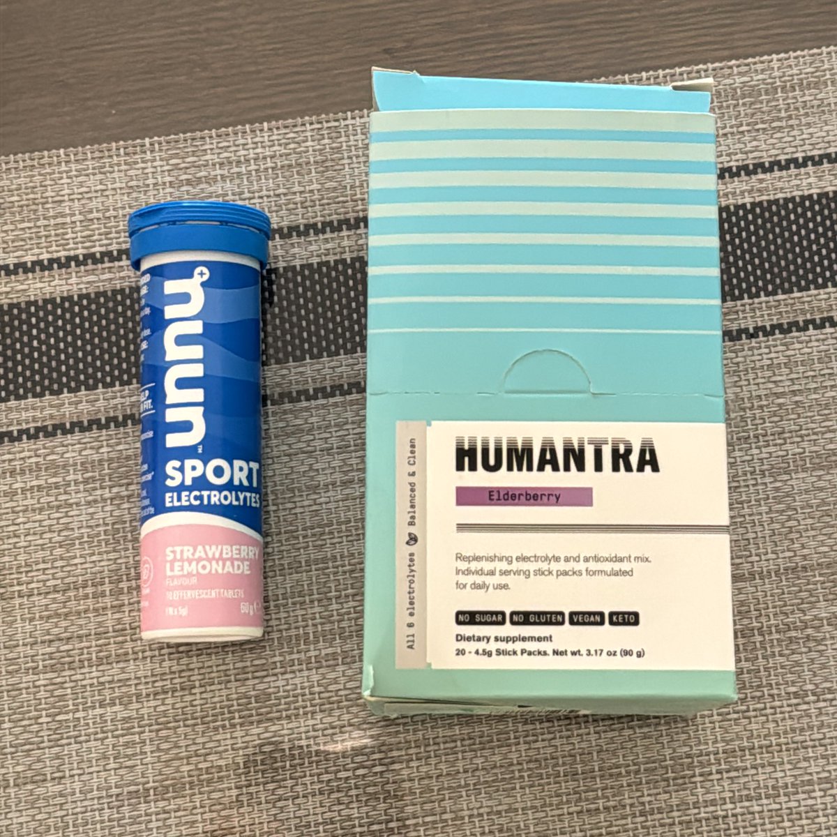 مكملين أستخدمهم قبل وخلال التمرين للترطيب

عبارة عن أملاح معدنية electrolytes 👌🏼

(صوديوم/بوتاسيوم/مغنيسيوم/كلورايد/فسفور إلخ)

والجرعة ممتازة 👍🏼

تحطونهم مع ماء وتشربونه ✔️

حصلتهم في تطبيق Provin
كود الخصم: 365x10