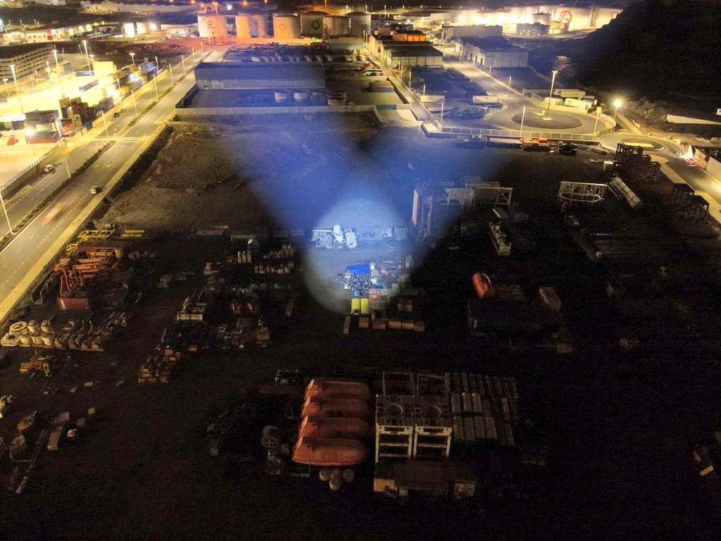 PoliciaAPLP's tweet image. 🛰 Nuestros drones están equipados para la vigilancia nocturna con diferentes elementos, como el foco de iluminación, telemetro laser  o cámara térmica, reforzando así la seguridad del #PuertodeLasPalmas 🛰

#PolicíaPortuaria 💙
@LasPalmasPorts
#SeguridadOperativa
#dron