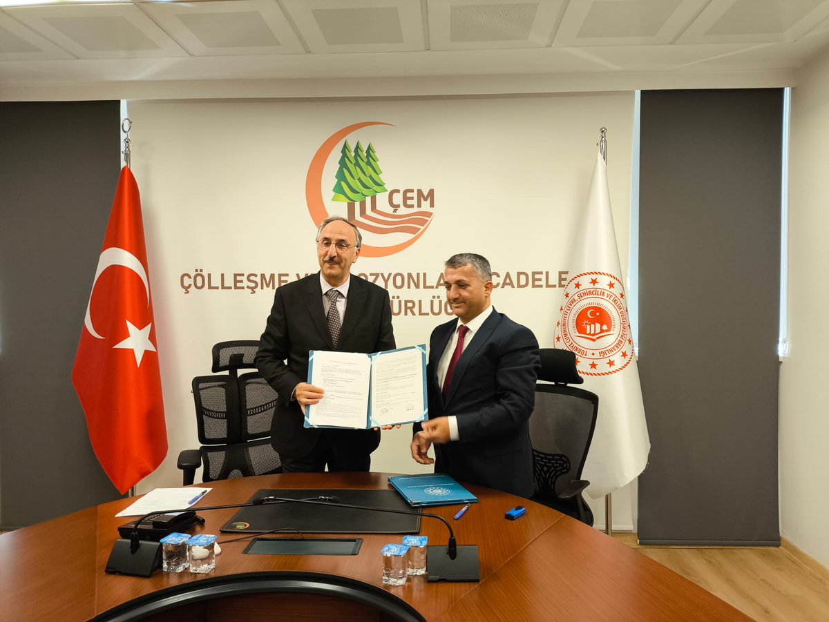 cemgovtr's tweet photo. 🌳 Türkiye’nin Karbon Geleceğine Yeşil İmza!
Konya İli Selçuklu İlçesi’nde hayata geçecek #Ağaçlandırma projesiyle yeni #KarbonYutakları oluşturuyoruz.
💚 2053 Net Sıfır hedefine bir adım daha!🌱
#İklimDeğişikliği @csbgovtr #YeşilDönüşüm
https://t.co/jDN7Rop3T1 https://t.co/Cs8Nq2Y3DO
