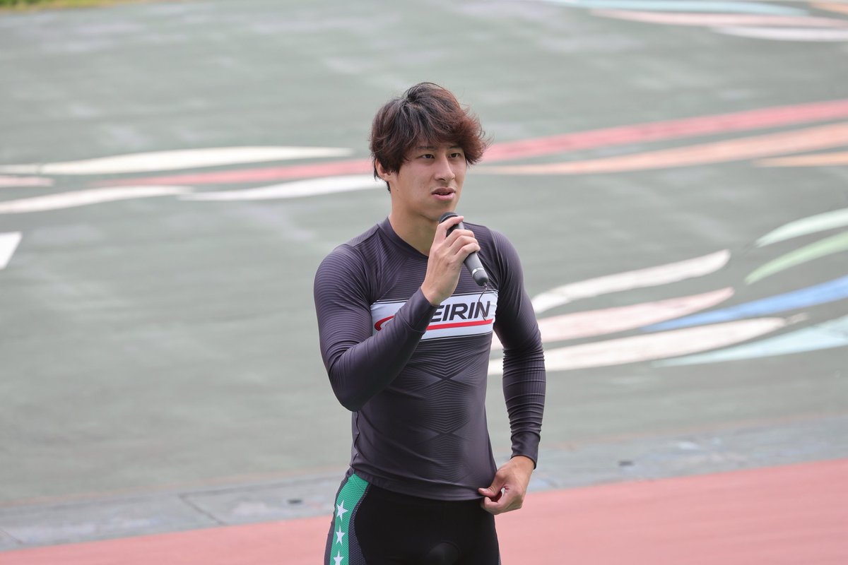 a_to_m005's tweet image. 地元の選手だったから🚲
インタビューとボール投げがあったよ🥎
初日にボール転がってきたからもらえたよ☺️
ありがとう✨
#福井競輪
#最終日
#優勝インタビュー
#ボール投げ
#上杉有弘 選手