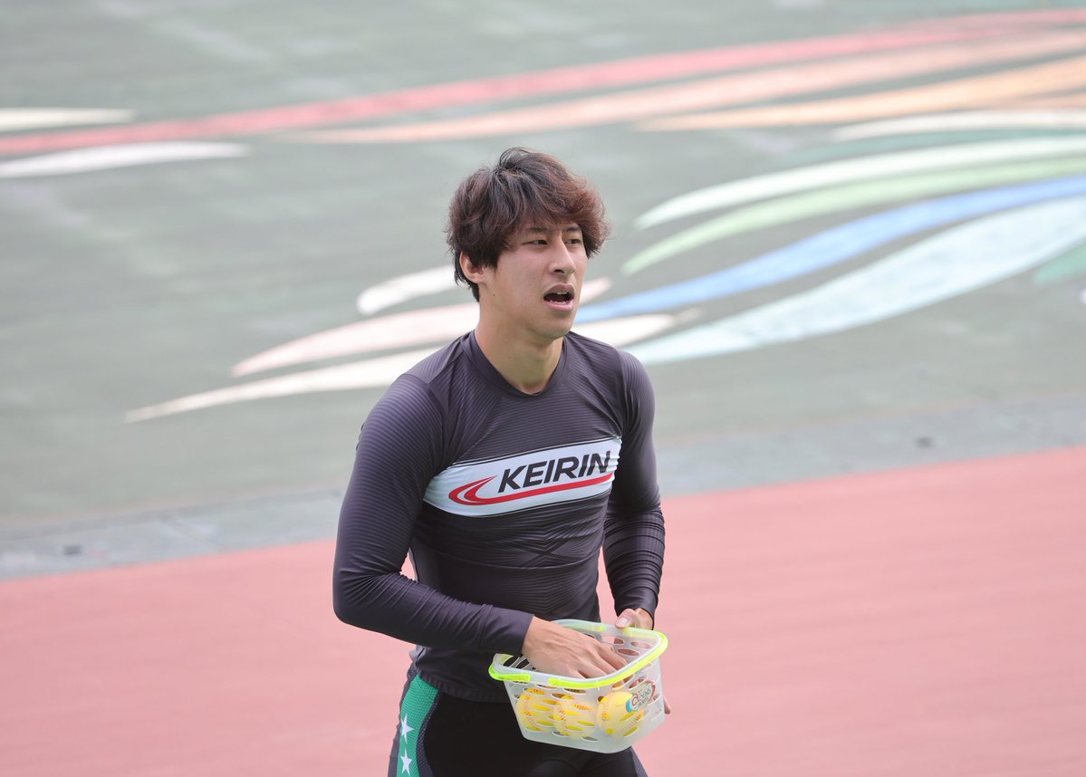 a_to_m005's tweet image. 地元の選手だったから🚲
インタビューとボール投げがあったよ🥎
初日にボール転がってきたからもらえたよ☺️
ありがとう✨
#福井競輪
#最終日
#優勝インタビュー
#ボール投げ
#上杉有弘 選手