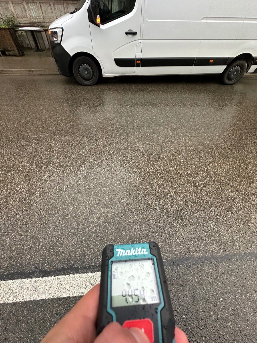 Kārtējais "tev traucē?" Amm, jā visi tikai tāpat vien lien šim busam apkārt pa brauktuvi, nevis tāpēc, ka ietve ir aizšķērsota 😀

Kā redzams – uz brauktuves ir brīvs 1,5m un busu pilnībā varētu novietotu uz tās.

Kad <a href="/RigasPP/">Rīgas pašvaldības policija</a> tam sāks pievērst uzmanību, <a href="/VKleinbergs/">Viesturs Kleinbergs</a>?