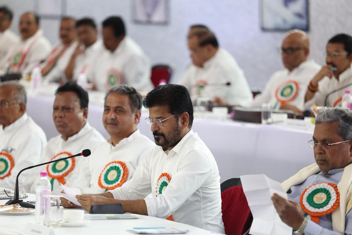 TelanganaSamvad's tweet image. पटना (सदाकत आश्रम) में @INCIndia #CWC की बैठक जारी है। जिसमें तेलंगाना CM @revanth_anumula जी भी शिरकत कर रहे हैं। इस अहम बैठक में सामाजिक न्याय चर्चा के अहम बिंदु होंगे, जिनपर तेलंगाना में ऐतिहासिक पहल हुई है।

#RevanthReddy #congresscwc #BiharMeet #NoVoteChori