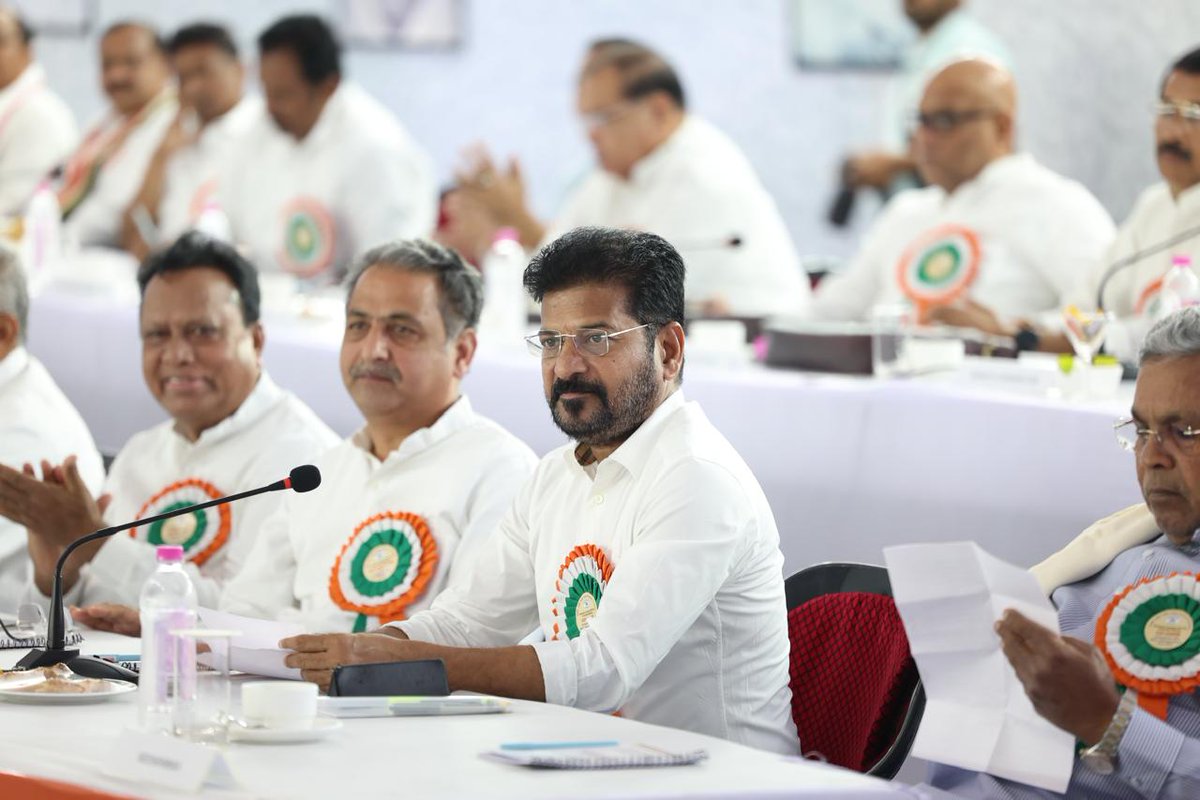 TelanganaSamvad's tweet image. पटना (सदाकत आश्रम) में @INCIndia #CWC की बैठक जारी है। जिसमें तेलंगाना CM @revanth_anumula जी भी शिरकत कर रहे हैं। इस अहम बैठक में सामाजिक न्याय चर्चा के अहम बिंदु होंगे, जिनपर तेलंगाना में ऐतिहासिक पहल हुई है।

#RevanthReddy #congresscwc #BiharMeet #NoVoteChori