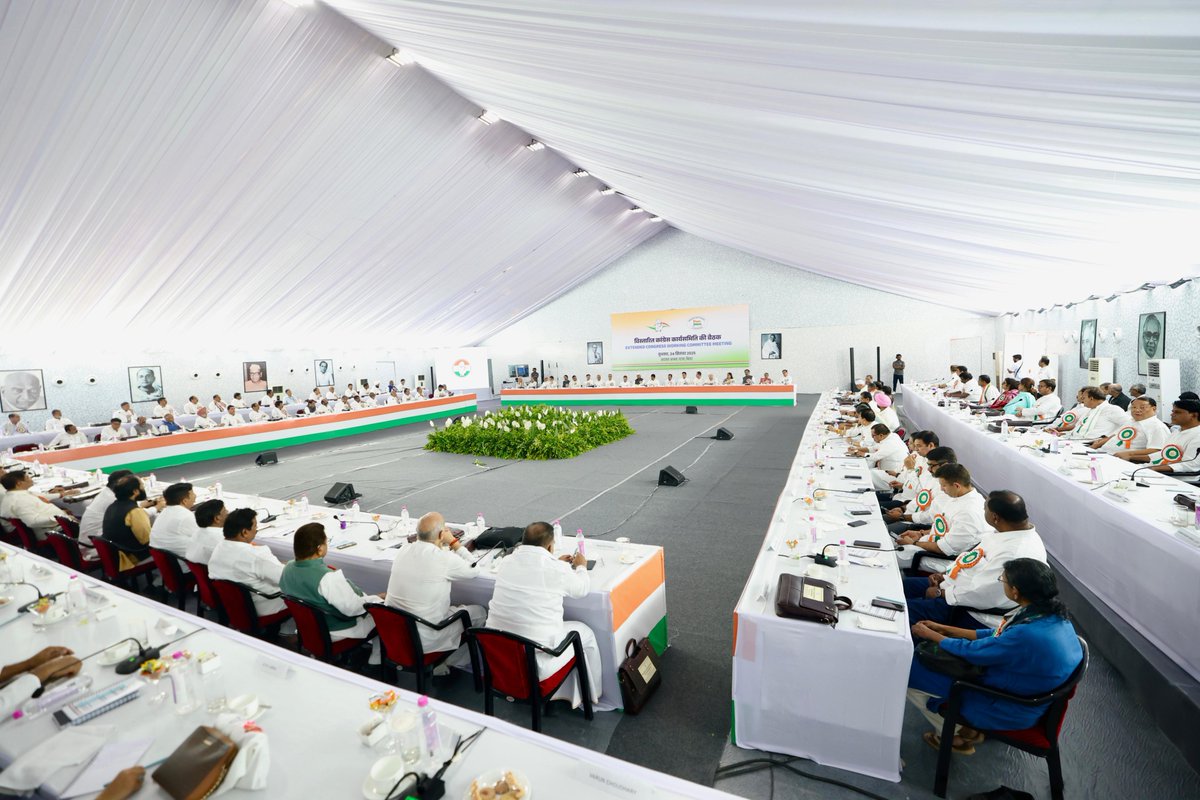 TelanganaSamvad's tweet image. पटना (सदाकत आश्रम) में @INCIndia #CWC की बैठक जारी है। जिसमें तेलंगाना CM @revanth_anumula जी भी शिरकत कर रहे हैं। इस अहम बैठक में सामाजिक न्याय चर्चा के अहम बिंदु होंगे, जिनपर तेलंगाना में ऐतिहासिक पहल हुई है।

#RevanthReddy #congresscwc #BiharMeet #NoVoteChori