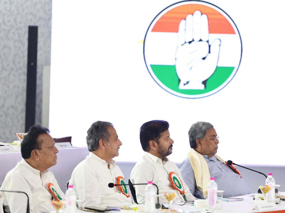 TelanganaSamvad's tweet image. पटना (सदाकत आश्रम) में @INCIndia #CWC की बैठक जारी है। जिसमें तेलंगाना CM @revanth_anumula जी भी शिरकत कर रहे हैं। इस अहम बैठक में सामाजिक न्याय चर्चा के अहम बिंदु होंगे, जिनपर तेलंगाना में ऐतिहासिक पहल हुई है।

#RevanthReddy #congresscwc #BiharMeet #NoVoteChori