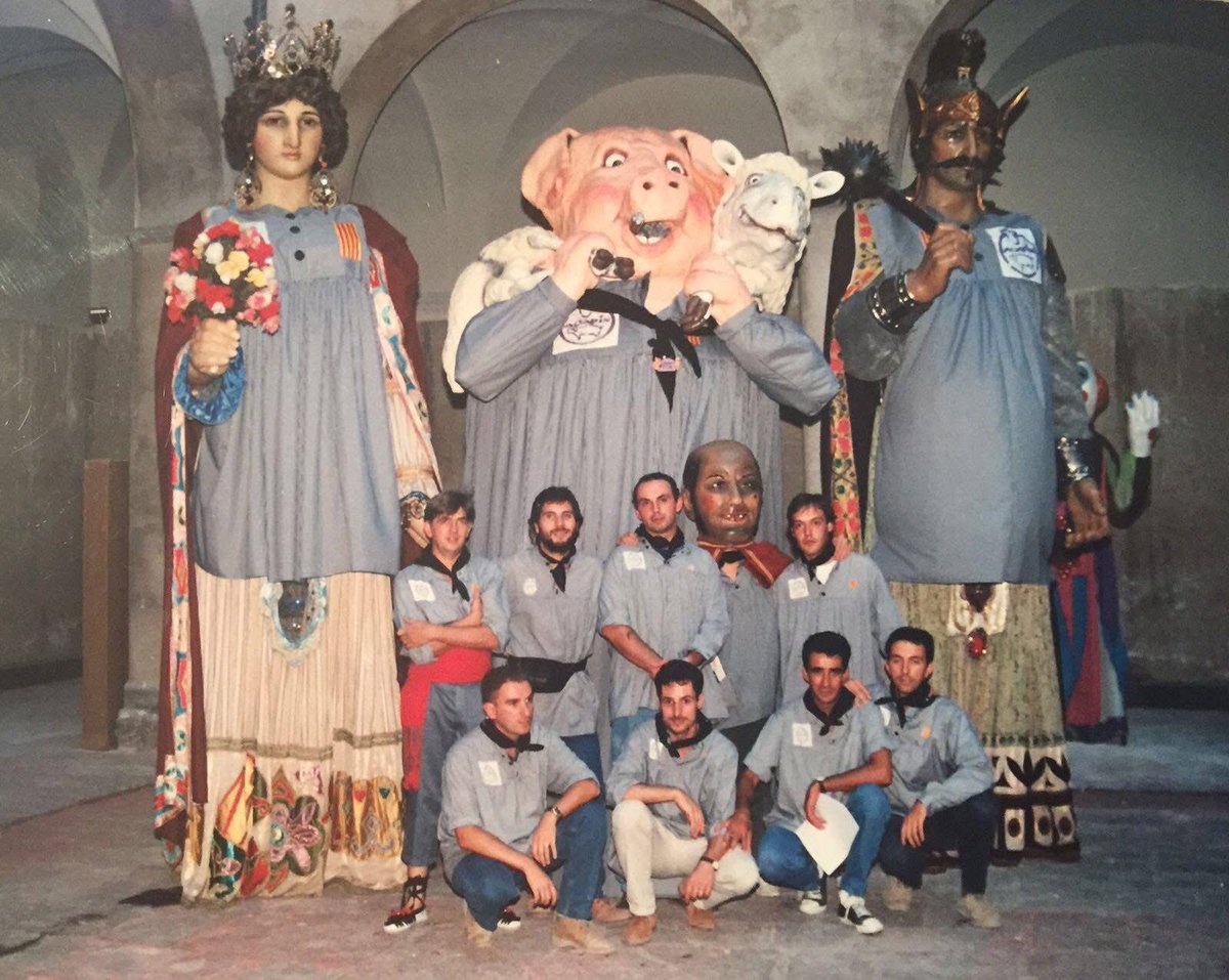 Havíeu vist mai els Gegants amb la bata de la Penya Aoapix? Doncs sí! No és un muntatge fotogràfic. Foto: bateig del Porc i el Xai, 4 de setembre de 1994 a l’Hospici.
#36anysalcarrer #aoapix