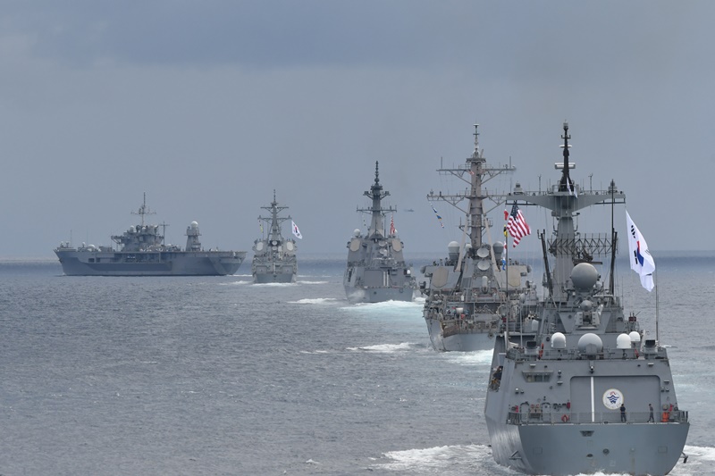 JMSDF_SDF's tweet photo. 9月15日~19日、護衛艦「#ひゅうが」、「#はぐろ」は東シナ海及び同上空域にて、米海軍及び韓国海軍とともに日米韓共同訓練(#フリーダム・エッジ25)を実施しました。🇯🇵🇺🇸🇰🇷
#自由で開かれたインド太平洋 #FE #FreedomEdge https://t.co/mNlEaqa9AY