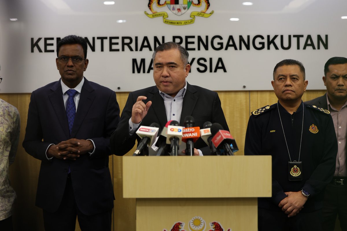 MOTMalaysia's tweet photo. MOT & JPJ tegas pastikan keselamatan & pematuhan undang-undang
Penguatkuasaan SLD wajib bermula 1 Oktober 2025
Sejak BUDI RON95, 26,991 CDL diperbaharui
Segera perbaharui lesen CDL elak ujian semula KPP02 & KPP0
https://t.co/HpI0T17WgL
#KeselamatanJalanRaya #TiadaKompromi https://t.co/MSUjg89f2R