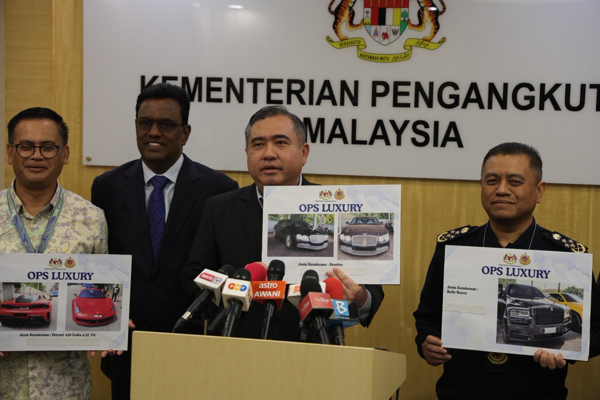 MOTMalaysia's tweet photo. MOT & JPJ tegas pastikan keselamatan & pematuhan undang-undang
Penguatkuasaan SLD wajib bermula 1 Oktober 2025
Sejak BUDI RON95, 26,991 CDL diperbaharui
Segera perbaharui lesen CDL elak ujian semula KPP02 & KPP0
https://t.co/HpI0T17WgL
#KeselamatanJalanRaya #TiadaKompromi https://t.co/MSUjg89f2R