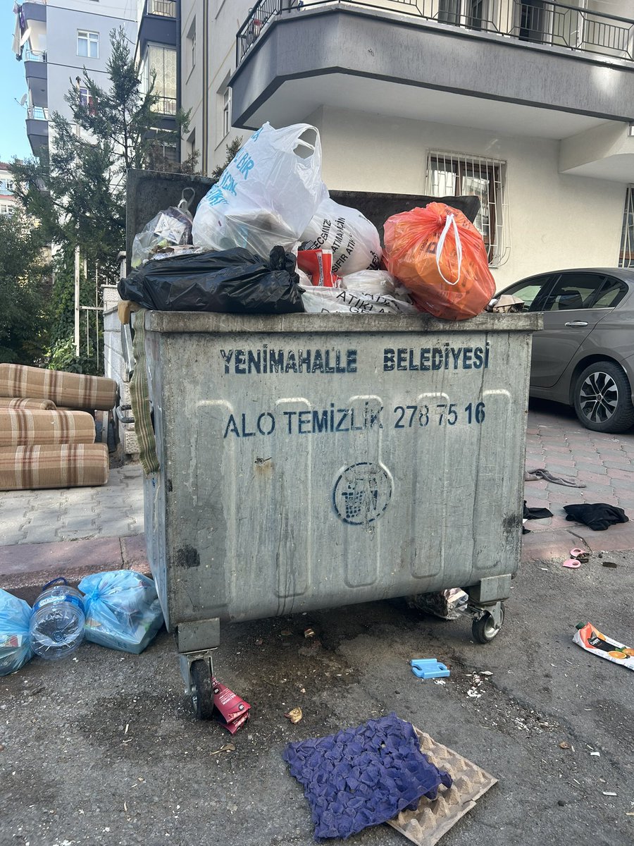 Burası Ankara Yenimahalle Demetevler 403 sok. Pazar günü. 2025 yılında şu gördüğümüz manzaraya karşı söylenecek artık söz yok. Pislik içinde yaşama mahkum edilmiş halk. Semte göre muamele çok yazık. <a href="/saglikbakanligi/">T.C. Sağlık Bakanlığı</a> <a href="/yenimahallebld/">Yenimahalle Belediyesi</a> <a href="/fethiyasar/">Fethi Yaşar</a>