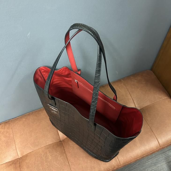 Re_Bone_Tokyo's tweet photo. クロコダイルトートバッグ『花道-KADOU』・マットブラック（オールレザー）

花の枝ぶりのような繊細さを感じさせてくれる、気品溢れるトートバッグです。

https://t.co/1hyB9hSkbz

札幌大丸7階催事コーナーに出展中✨
クイズ大会なども行われているようなので、お近くの方は是非！ https://t.co/tEBTfJ14LH