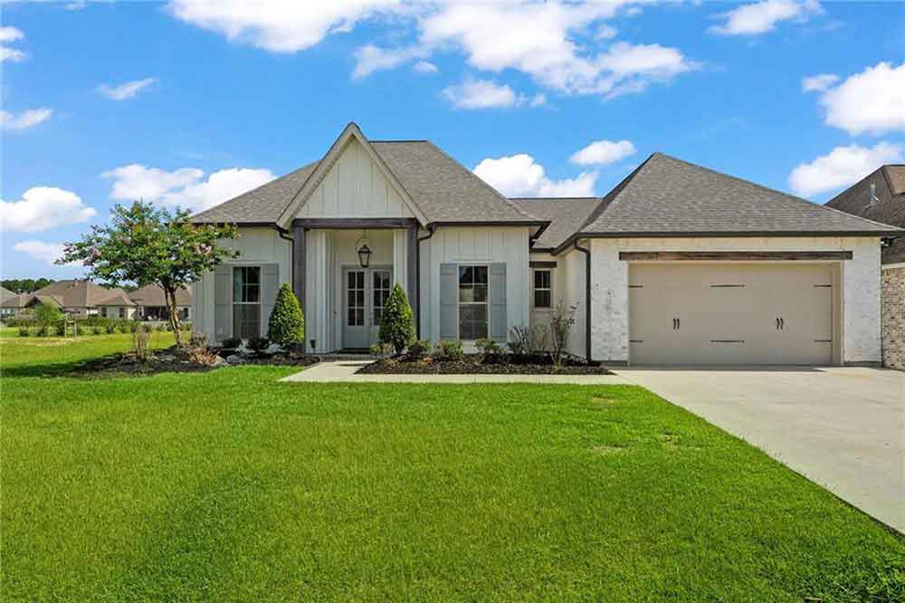 BedicoCreek's tweet image. Faux wood flooring with molded columns decorate the front entry of this #homeforsale at 2005 Cypress Bend Ln. See these features in-person during the #2025FallTour this weekend - Saturday, September 27th from 12PM - 3PM! tinyurl.com/2005-cypress-b…