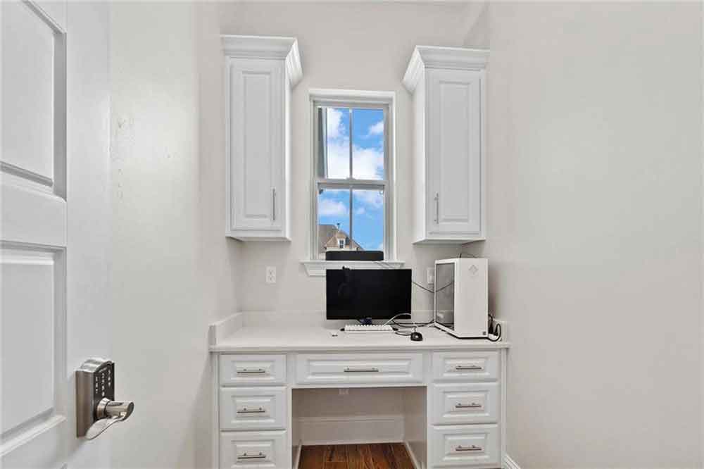 BedicoCreek's tweet image. Faux wood flooring with molded columns decorate the front entry of this #homeforsale at 2005 Cypress Bend Ln. See these features in-person during the #2025FallTour this weekend - Saturday, September 27th from 12PM - 3PM! tinyurl.com/2005-cypress-b…