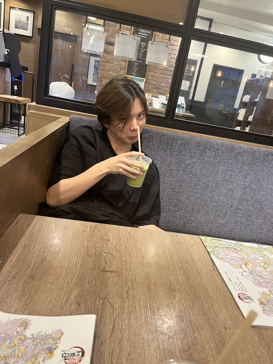 ryukichi1214's tweet photo. きち「カフェデートする写真撮るから顔作って」 https://t.co/EMmlmjnj4p