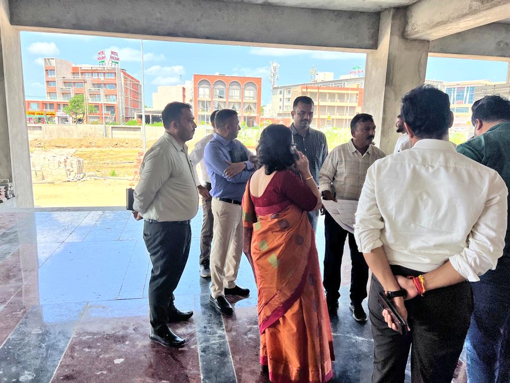 મોડાસા ખાતે નિર્માણાધીન સિવિલ હોસ્પિટલ ખાતે મોડ્યુલર ઓપરેશન થિયેટર,ઓ.પી.ડી.વિભાગ, ડાયાલિસિસ વિભાગ અને અન્ય મહત્વની સુવિધાઓ અંગે વિગતવાર માહિતી મેળવી જરૂરી માર્ગદર્શક સુચનો આપ્યાં. <a href="/CMOGuj/">CMO Gujarat</a>
<a href="/irushikeshpatel/">Rushikesh Patel</a> <a href="/MoHFW_GUJARAT/">Ministry of Health</a>