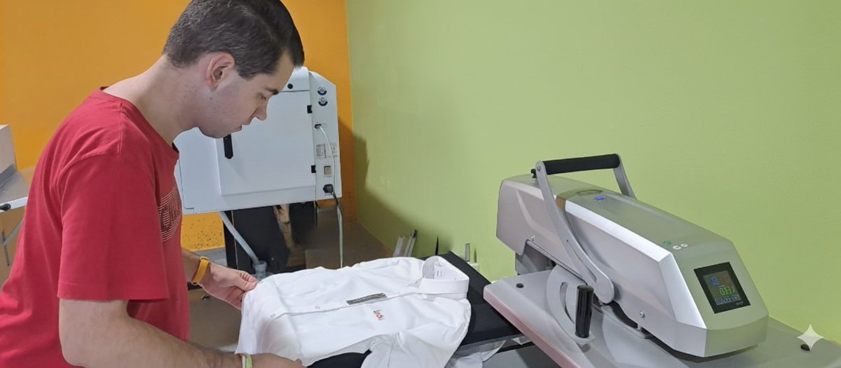 LEDU_debate's tweet photo. 👕 ✨ En #LeduVitoriaGasteiz25 estrenamos camisas con mucho más que estilo: están confeccionadas por #Achira, el Centro Especial de Empleo de @DownMadrid.

Un proyecto que abre oportunidades laborales reales a personas con discapacidad intelectual. 💚 https://t.co/Hss9qy046u