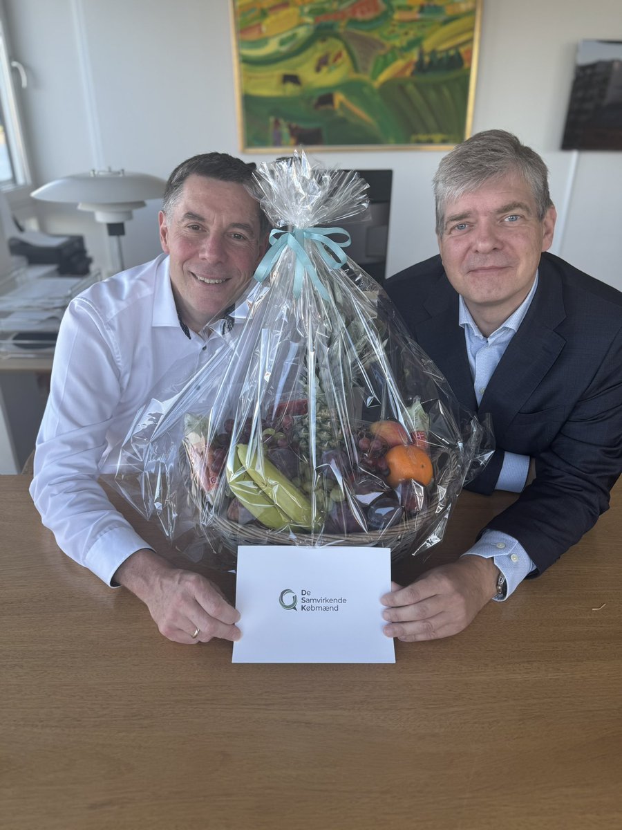 Jannick Nytoft (@jannicknytoft) on Twitter photo Velkommen til jobbet, skatteminister <a href="/AneHalsboe/">Ane Halsboe</a>
I <a href="/DSKdanmark/">De Samvirkende Købmænd</a> sender vi en kurv med frugt & grønt – og et klart budskab:
👉 Fjern momsen på frugt og grønt.
🇩🇰 25 % (højeste i EU)
🇸🇪 6 %
🇩🇪 7 %
Tid til at gøre hverdagen billigere og sundere.
#dkpol #fødevaremoms Velkommen til jobbet, skatteminister <a href="/AneHalsboe/">Ane Halsboe</a>
I <a href="/DSKdanmark/">De Samvirkende Købmænd</a> sender vi en kurv med frugt & grønt – og et klart budskab:
👉 Fjern momsen på frugt og grønt.
🇩🇰 25 % (højeste i EU)
🇸🇪 6 %
🇩🇪 7 %
Tid til at gøre hverdagen billigere og sundere.
#dkpol #fødevaremoms