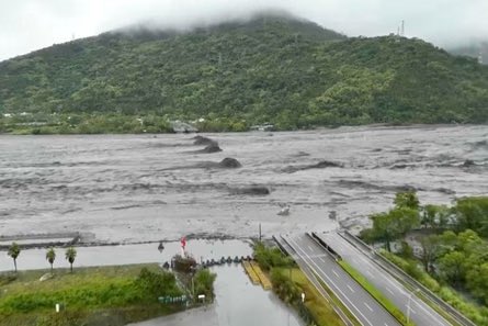 Storm #Ragasa causes severe damage in #Taiwan. Heavy rainfall bursts dam, flooding several towns. At least 14 people have died, more than 100 are missing. Millions evacuate. #ClimateChange amplifies storms. Erratic water cycles, food shortages next. Act on climate now!