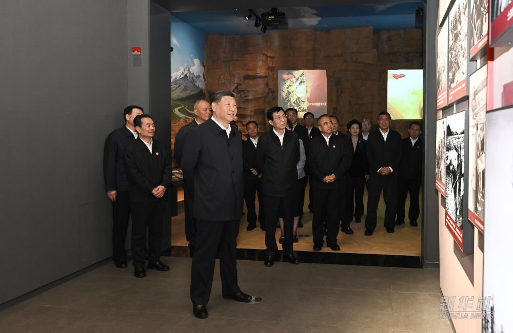 习近平参观新疆维吾尔自治区成立70周年主题成就展
新华社2025-09-2424日上午，习近平总书记在乌鲁木齐文化中心展览馆参观新疆维吾尔自治区成立70周年主题成就展。该展览全景展现了70年来在中国共产党坚强领导下、在全国各地大力支援下，新疆各族人民团结一心、艰苦奋斗、顽强拼搏取得的辉煌成就。