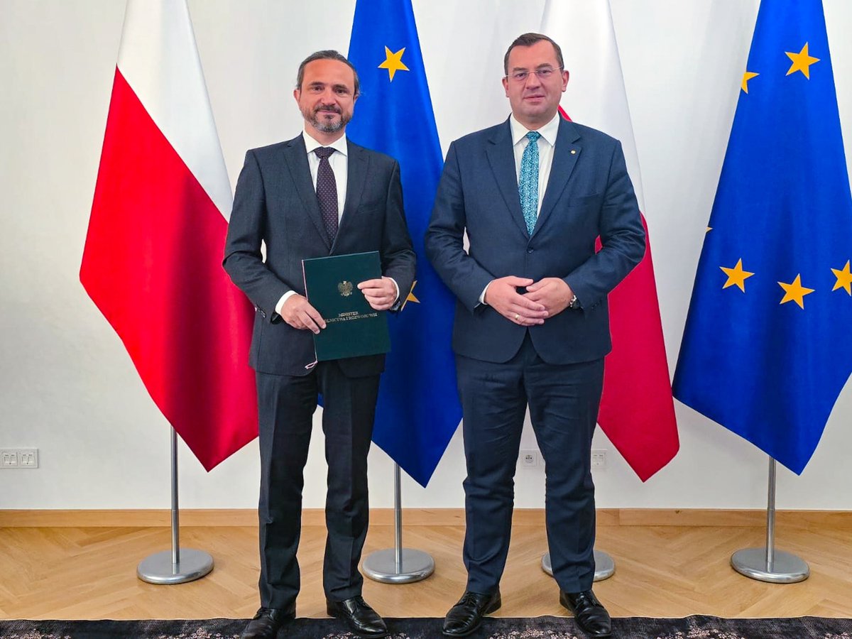 CzemborH's tweet photo. 💥GRATULACJE ! 📈💚👍
📈🌾🧩💻👨🎓📲👨🌾💚🍞📈
RT: #MRiRW
➡️"Minister Stefan Krajewski powołał
dr. Sławomira Sowę na stanowisko dyrektora
Instytutu Hodowli i Aklimatyzacji Roślin – PIB
w #Radzików🌱."
➡️ #IHAR-PIB #nauka #hodowlaroślin
#Biotechnologia #Genomika #NGTs
#odmiany https://t.co/yufJhcBN78