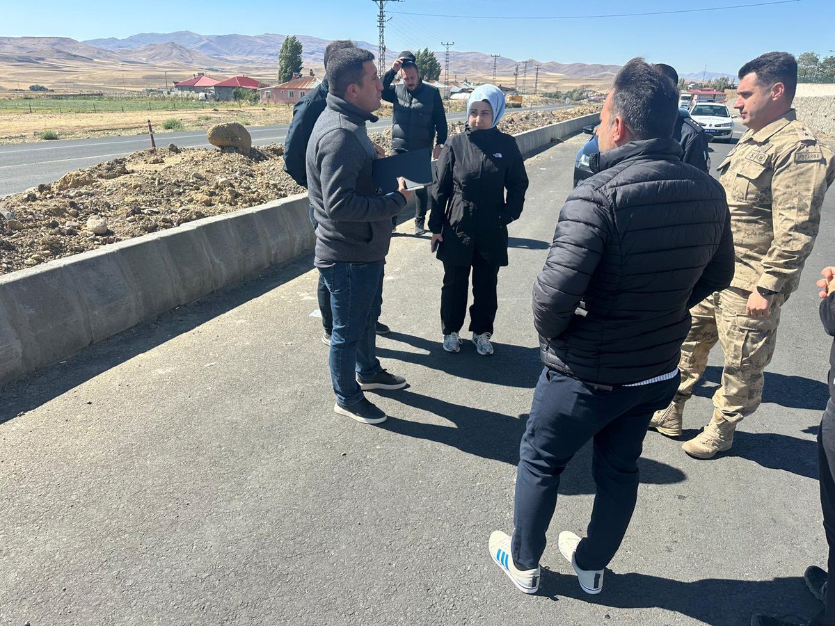 Kaymakamımız Sayın Kübra BAKA KILIÇ, Karayolları Erzurum 12. Bölge Müdür Yardımcısı Gökhan TANYILDIZI ve beraberindeki heyet ile birlikte ilçemizde yapımı devam eden çevre yolu çalışmaları kapsamında yürütülen projeleri yerinde inceledi.