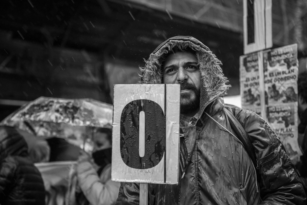 GM ☀️ 

"The ‘Owe’ in Education"

A man protests in the rain, holding the letter 'O' from a sign spelling “education.”

• 6/10 editions
• 15 tez