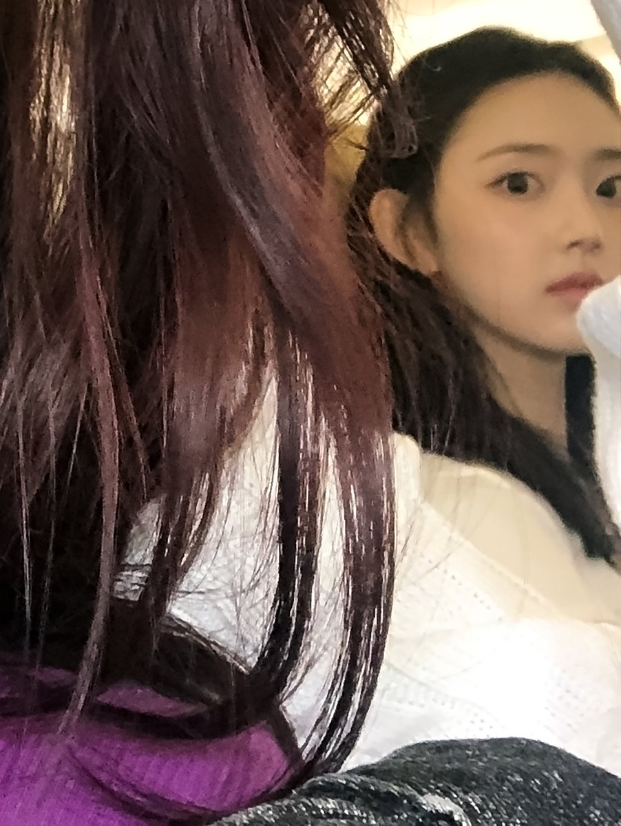 [📸]
지켜보고 있다👀

#KiiiKiii #키키
#LEESOL #이솔 #SUI #수이