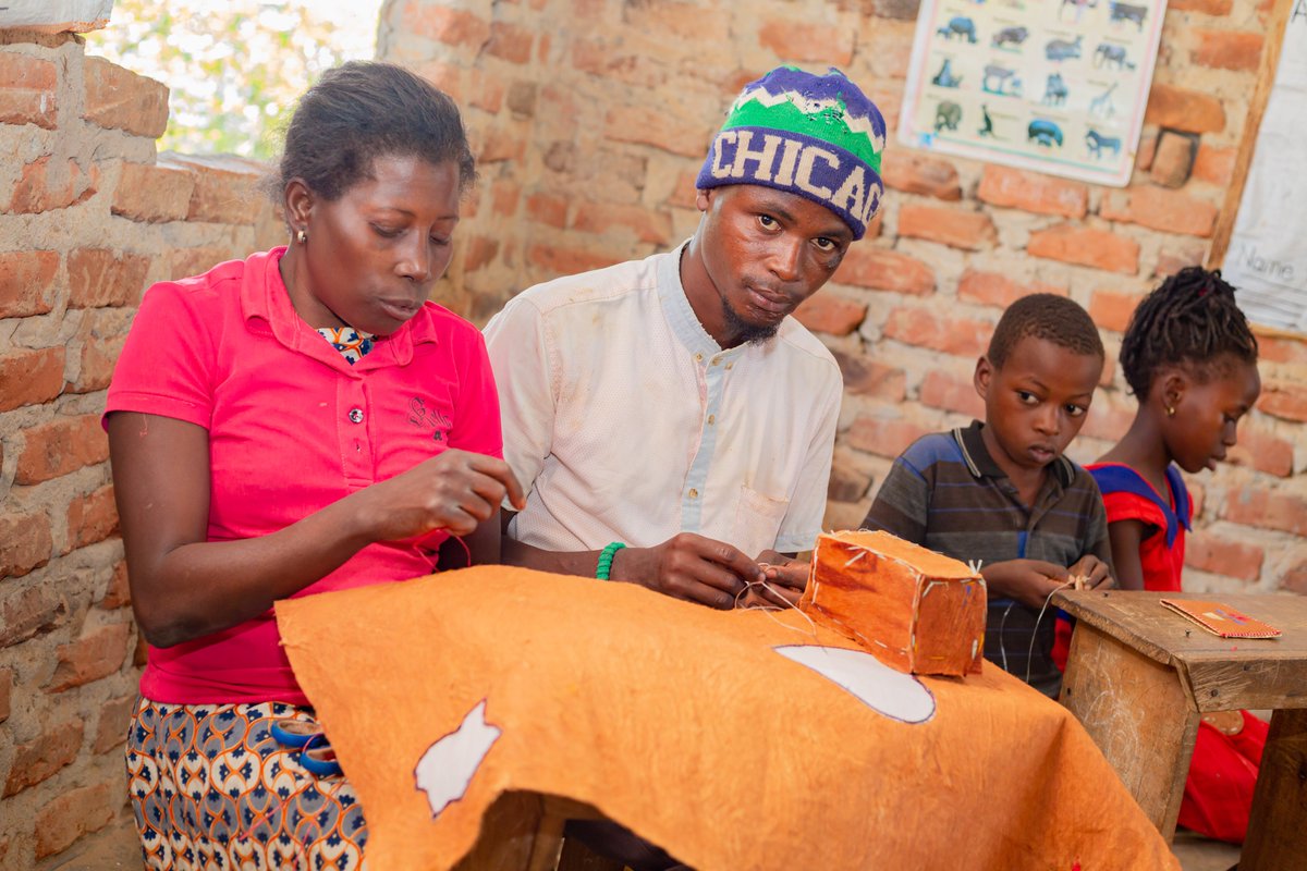 barkclothcenter's tweet photo. Mr. Fred a dedicated primary school teacher, has played an important role in promoting the barkcloth product making program. Beyond his teaching duties, he encouraged young people to take interest in this traditional craft as a way of creating economic opportunities. https://t.co/lRFFeM11tW