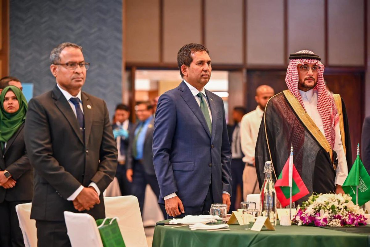 KSAembassyMV's tweet photo. أقام سفير #خادم_الحرمين_الشريفين  لدى جمهورية #المالديف الأستاذ/ يحيى بن حسن القحطاني، حفل استقبال بمناسبة  #اليوم_الوطني_السعودي_95 ، حضر الحفل ضيف الشرف معالي الأستاذ/ محمد سعيد، وزير التنمية الاقتصادية والتجارة. وعدد من اصحاب المعالي والنواب في مجلس الشعب وكبار المسؤولين ونخبة من الوسط الثقافي والإعلامي والتجاري في المالديف، وسفراء الدول الشقيقة والصديقة، ومنسوبي البعثة الدبلوماسية. 
#المملكة_العربية_السعودية 🇸🇦
#اليوم_الوطني_٩٥ 
#عزنا_بطبعنا
