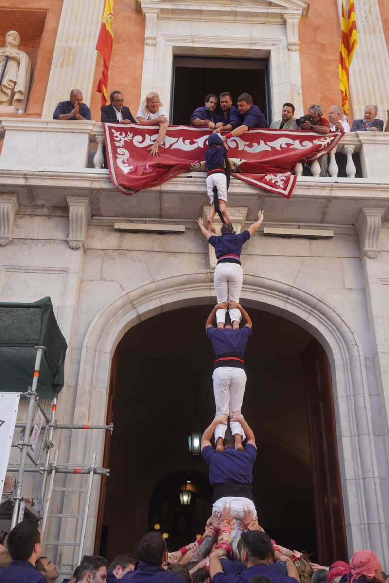 XiquetsSerrallo's tweet photo. 🔝 Hem viscut la millor diada de Santa Tecla de la nostra història!

🔥 Hem descarregat el segon 9d7 serrallenc, acompanyat d’un 2d7 carregat, d’un 5d7, un pilar de 5 al balcó i dos pilars de 4. Amb aquesta actuació tornem a signar la nostra millor diada!
#castells https://t.co/3GcuAegdxp
