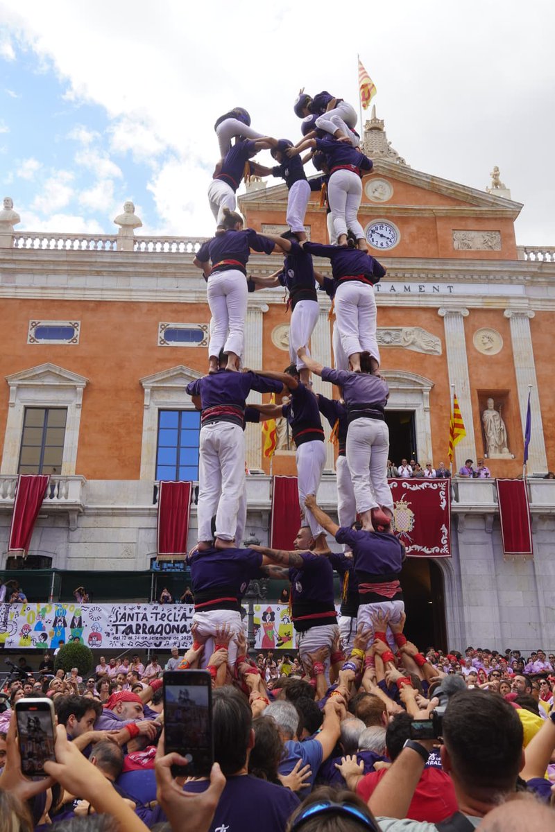 XiquetsSerrallo's tweet photo. 🔝 Hem viscut la millor diada de Santa Tecla de la nostra història!

🔥 Hem descarregat el segon 9d7 serrallenc, acompanyat d’un 2d7 carregat, d’un 5d7, un pilar de 5 al balcó i dos pilars de 4. Amb aquesta actuació tornem a signar la nostra millor diada!
#castells https://t.co/3GcuAegdxp
