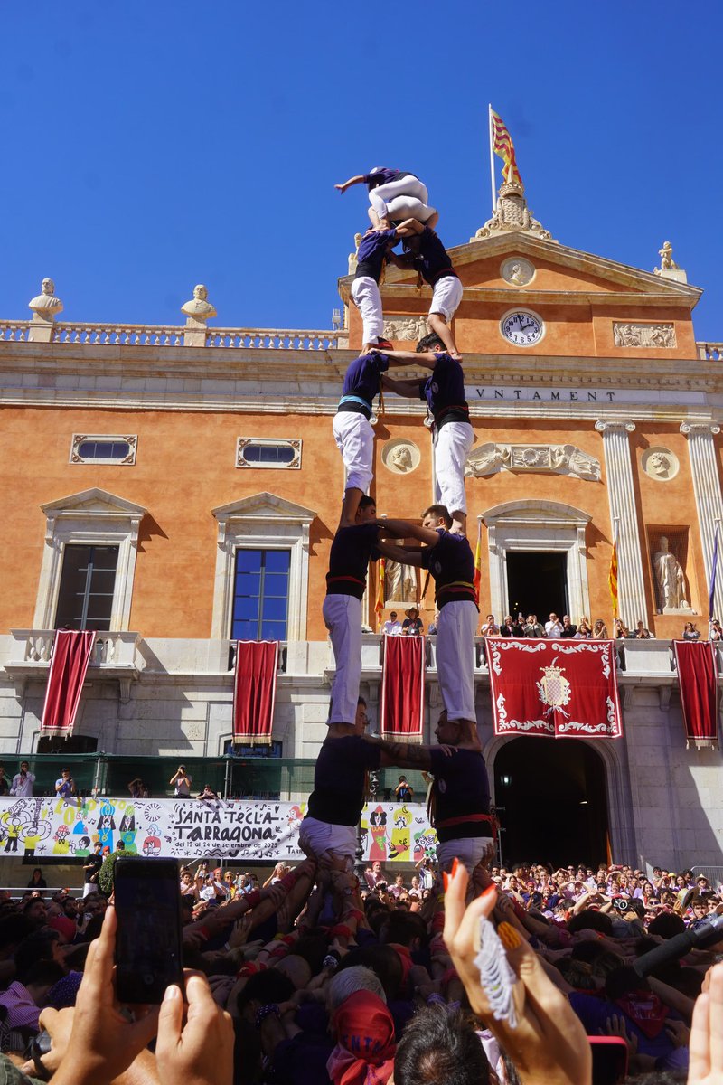 XiquetsSerrallo's tweet photo. 🔝 Hem viscut la millor diada de Santa Tecla de la nostra història!

🔥 Hem descarregat el segon 9d7 serrallenc, acompanyat d’un 2d7 carregat, d’un 5d7, un pilar de 5 al balcó i dos pilars de 4. Amb aquesta actuació tornem a signar la nostra millor diada!
#castells https://t.co/3GcuAegdxp