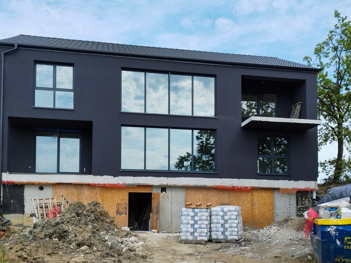 framex_pl's tweet photo. 📸 Siadło Dolne – nasza nowa realizacja! Zamontowaliśmy konstrukcje aluminiowe, PCV i rolety. Ciemna elewacja świetnie współgra z dużymi przeszkleniami, a widok na rzekę dodaje uroku i światła wnętrzom. https://t.co/pFNE8aD2T5